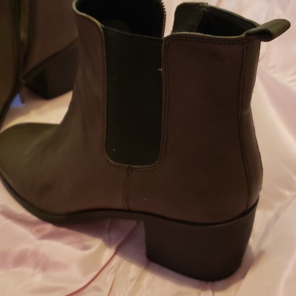 Boots - Picture 3 of 10